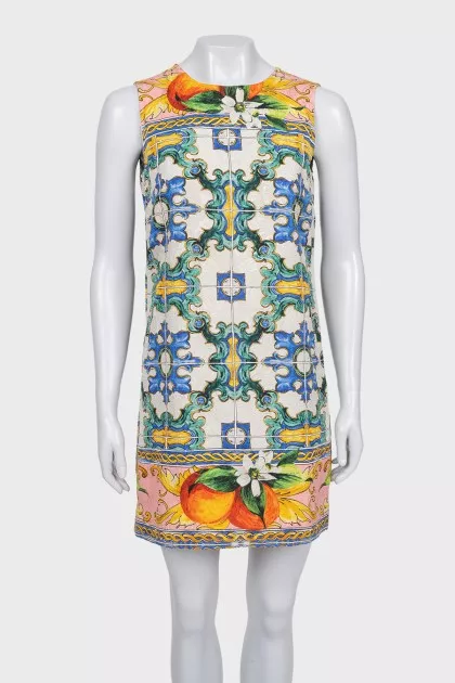 Straight-cut dress with a bright print