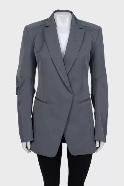 Jacket with magnetic closure