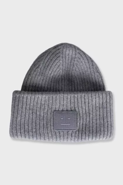 Wool hat with branded patch