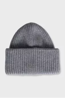 Wool hat with branded patch