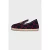 Insulated slip-ons with a signature print