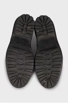 Black boots with a zipper