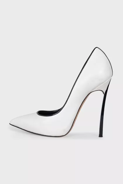 White pumps with contrast trim