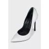 White pumps with contrast trim