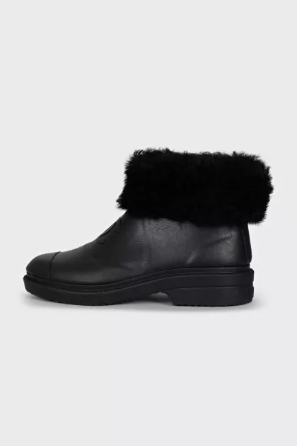 Rubber boots insulated with fur