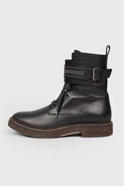 Shoes on lacing and lightning with buckle