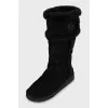 Insulated suede boots without fastening