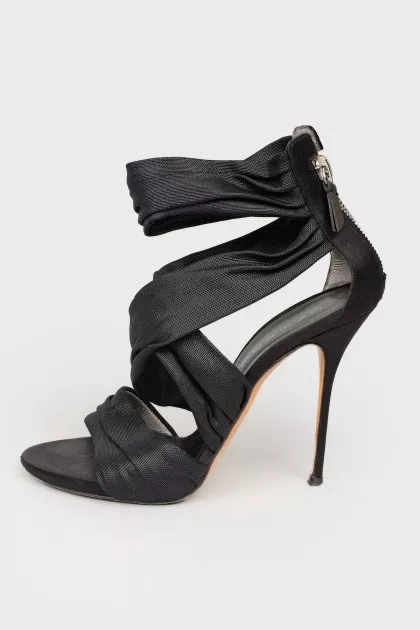 Sandals with a zipper at the heel