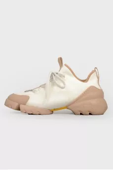 White-brown sneakers on laces