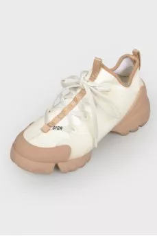 White-brown sneakers on laces