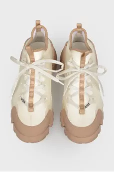 White-brown sneakers on laces