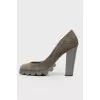 Patent heel suede pumps