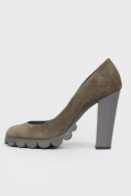 Patent heel suede pumps