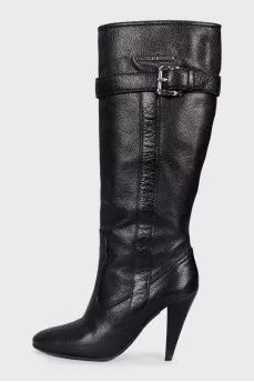 Leather boots with a silver buckle