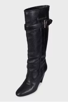 Leather boots with a silver buckle