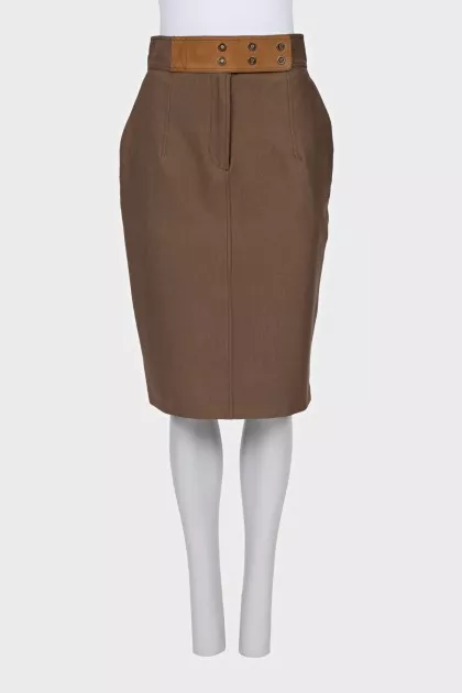 Brown skirt with a leather belt