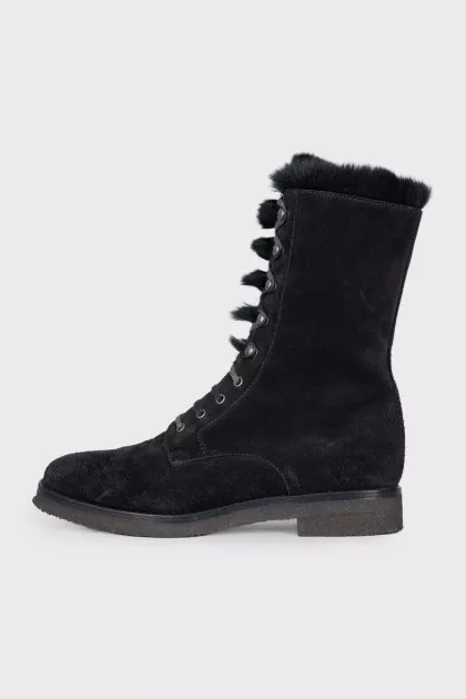Black suede boots lined with fur