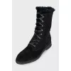 Black suede boots lined with fur