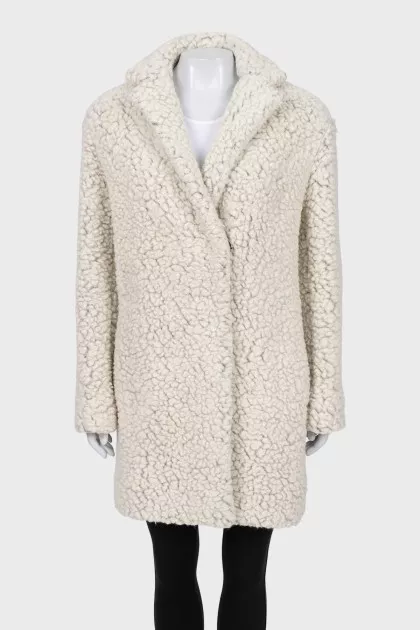Loose-fitting fur coat with buttons