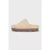 Fur slippers with leather insert