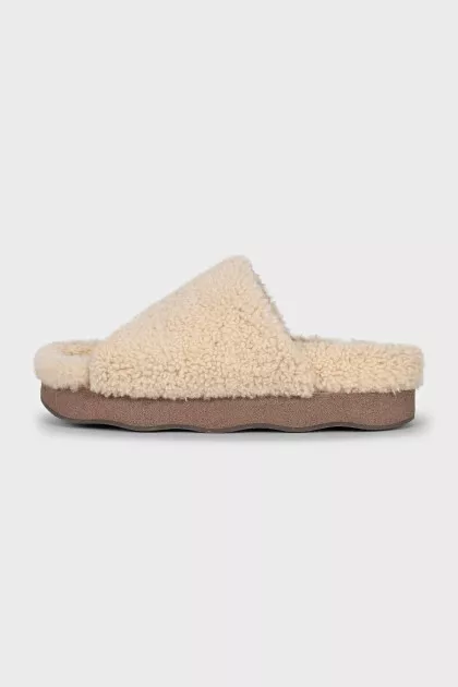Fur slippers with leather insert