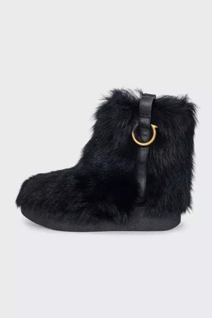 Boots made of natural wool