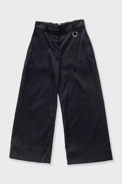 Black cropped trousers with pockets