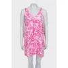 Loose-fitting dress with a pink print