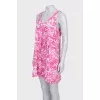 Loose-fitting dress with a pink print