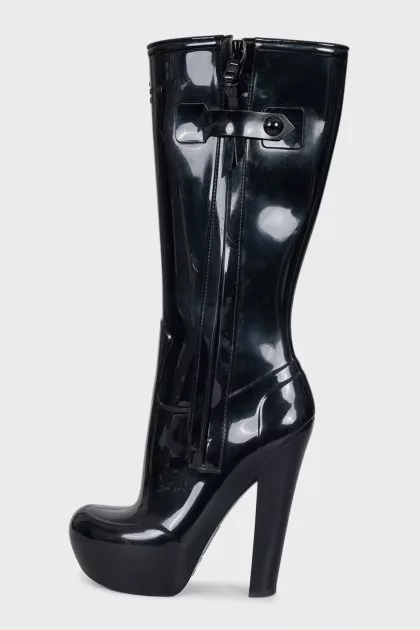 High-heeled rubber boots