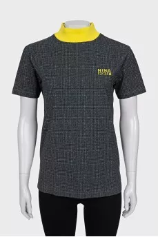 T-shirt with an accent collar