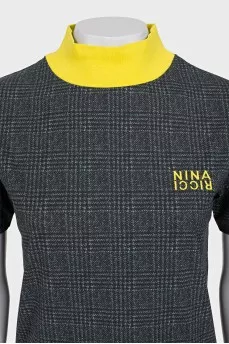 T-shirt with an accent collar