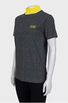 T-shirt with an accent collar