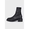 Leather boots with a round toe and a zipper