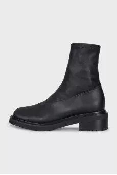 Leather boots with a round toe and a zipper