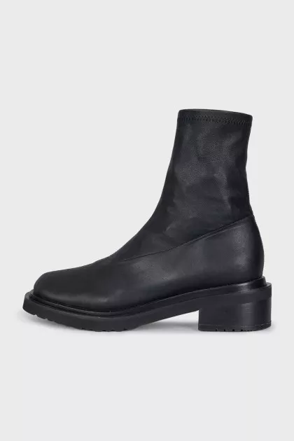 Leather boots with a round toe and a zipper