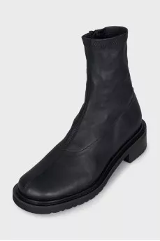 Leather boots with a round toe and a zipper