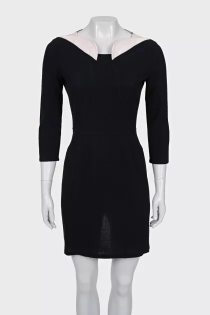 Fitted dress with a contrast collar