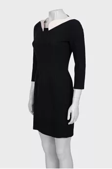 Fitted dress with a contrast collar