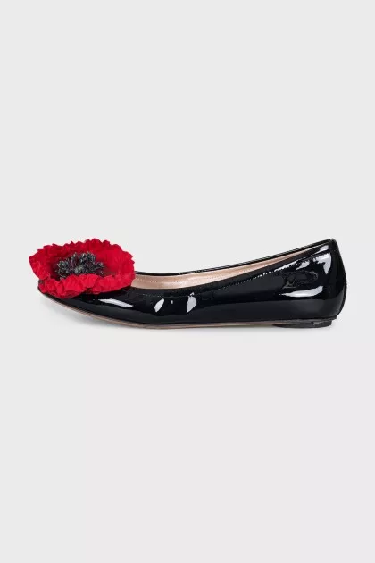 Patent leather ballet flats decorated with a flower