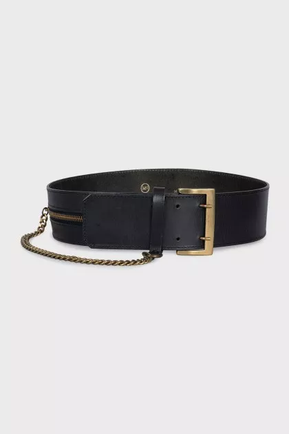 Leather belt decorated with a chain