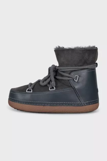 Suede boots decorated with lacing