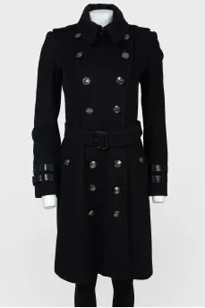 Двобортне пальто з металевими ґудзиками