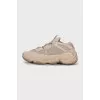 Сірі кросівки Yeezy 500