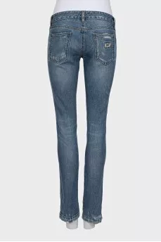 Low-rise jeans with a ripped effect