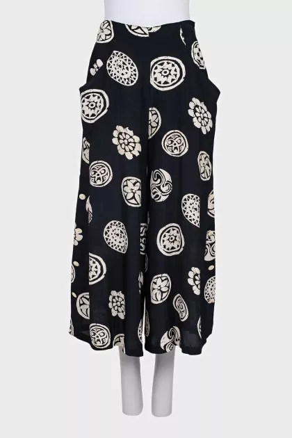 Wide trousers with a large print