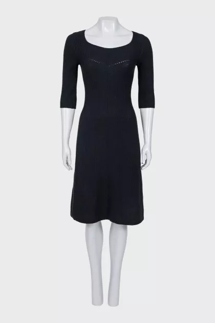 Black fitted dress with short sleeves