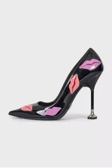 Patent leather pumps with decoration