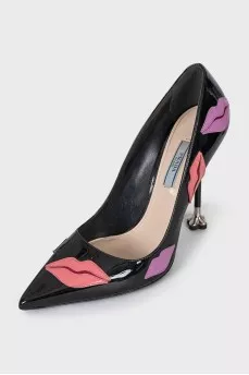 Patent leather pumps with decoration
