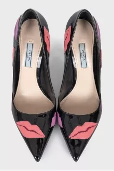 Patent leather pumps with decoration